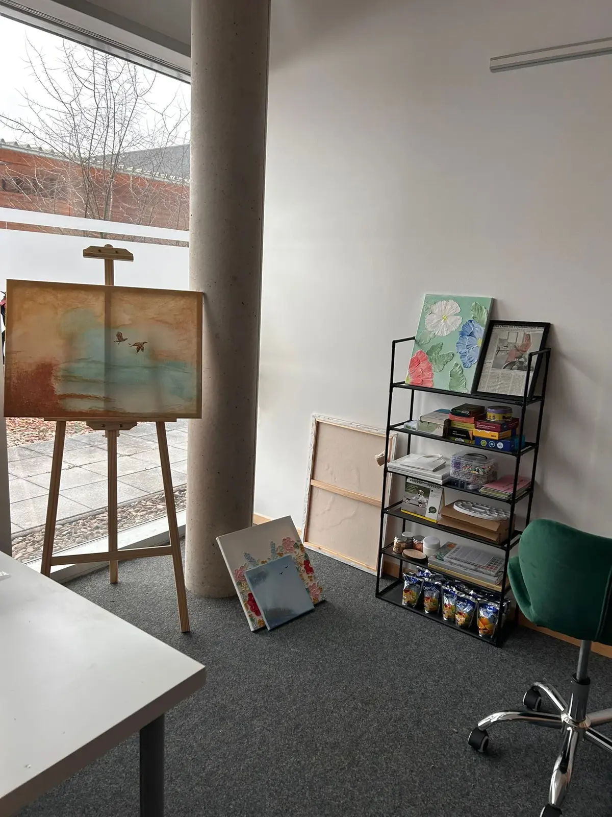 Kunsttherapie-Ecke mit Staffelei in der Praxis